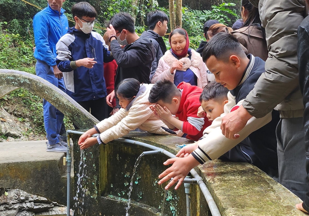 CLIP: Ngàn người đổ về ngôi đền Thiêng dưới chân núi Nưa xin "nước thánh"