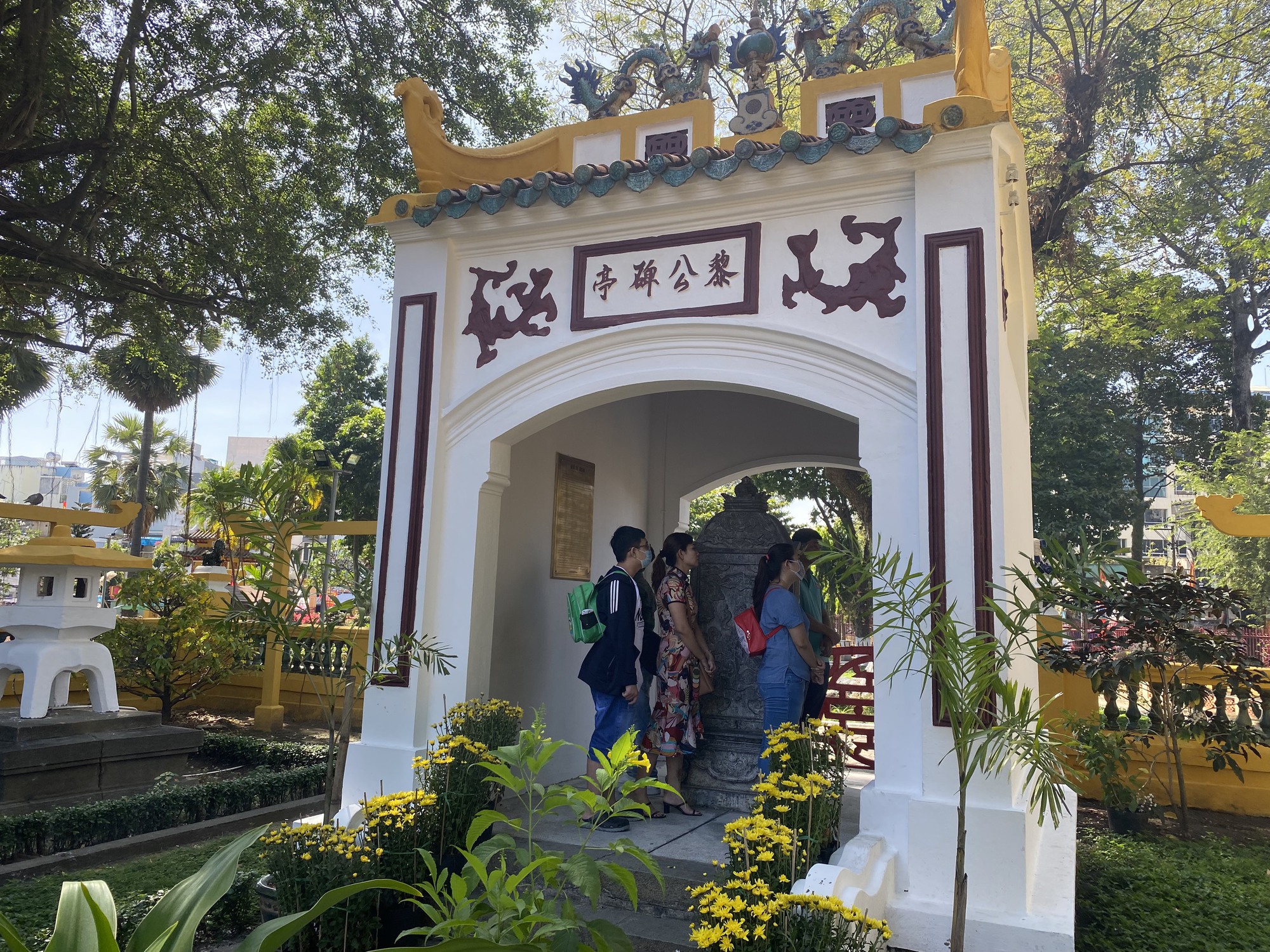 Sắc xu&acirc;n ở Lăng &Ocirc;ng B&agrave; Chiểu - di t&iacute;ch gần 200 năm tuổi - Ảnh 7.