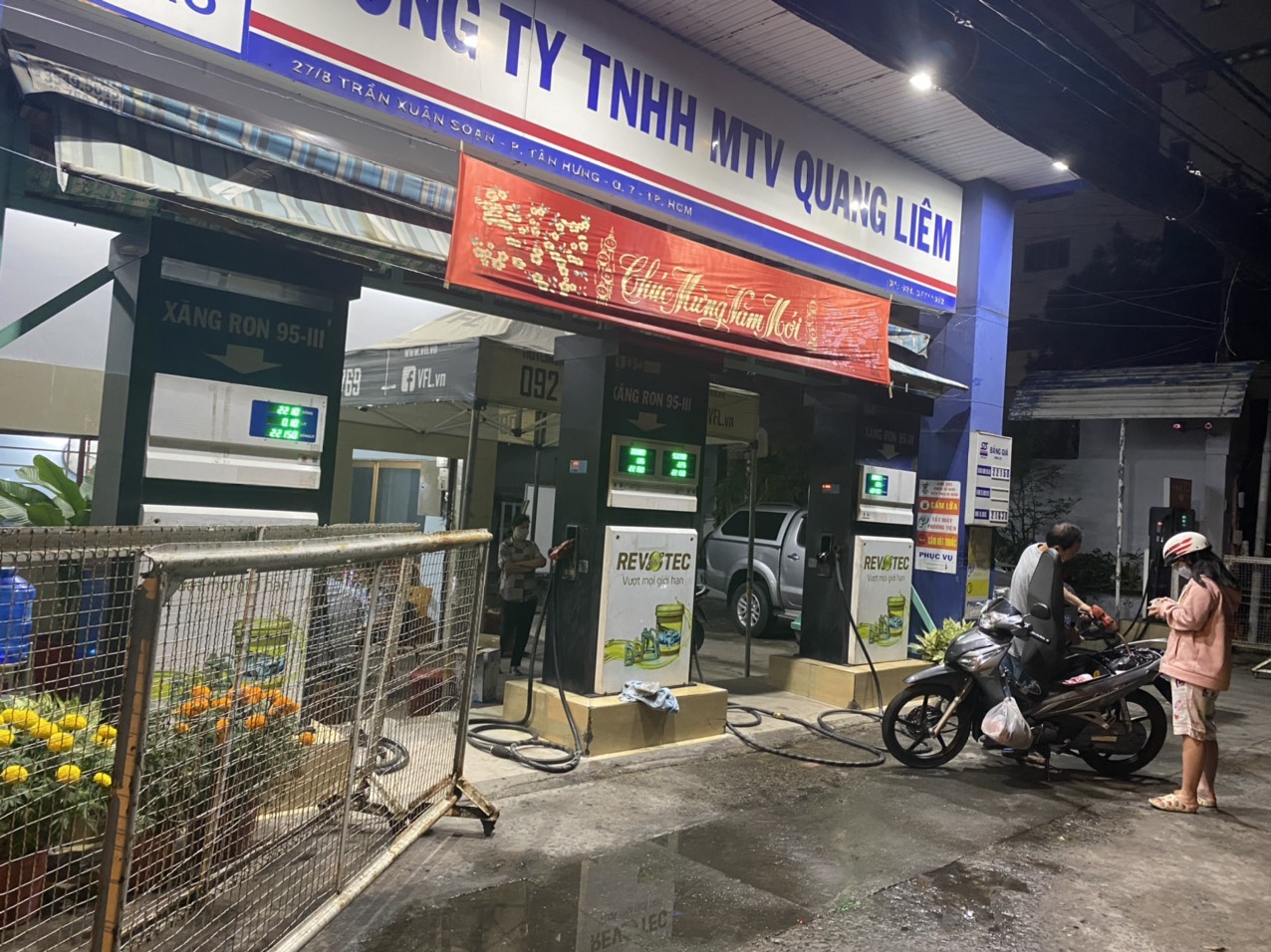 Hai c&acirc;y xăng ngưng b&aacute;n ở TP HCM l&agrave; do... ng&acirc;n h&agrave;ng nghỉ Tết - Ảnh 1.