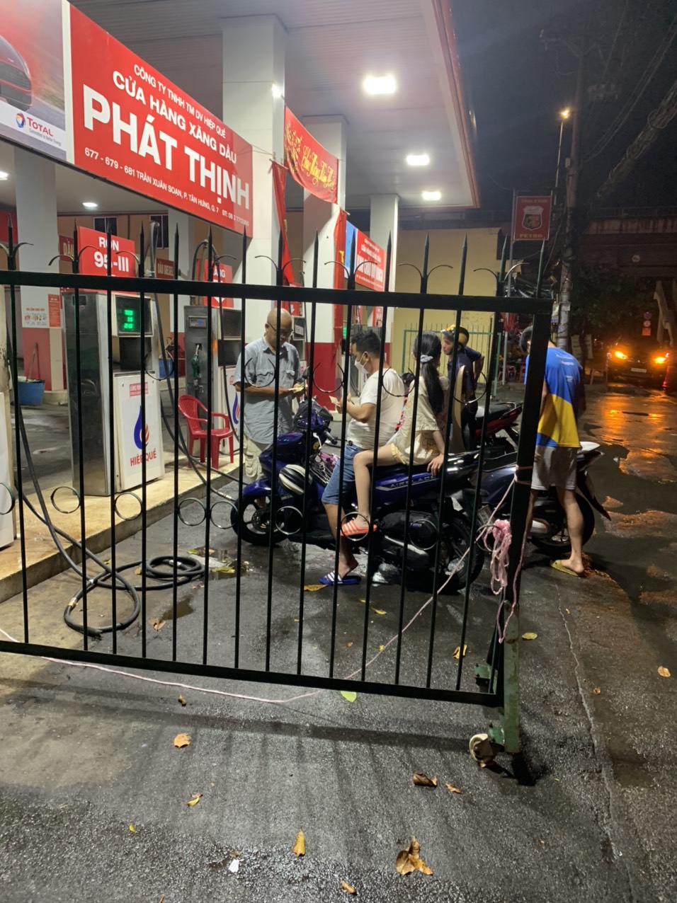Hai c&acirc;y xăng ngưng b&aacute;n ở TP HCM l&agrave; do... ng&acirc;n h&agrave;ng nghỉ Tết - Ảnh 2.