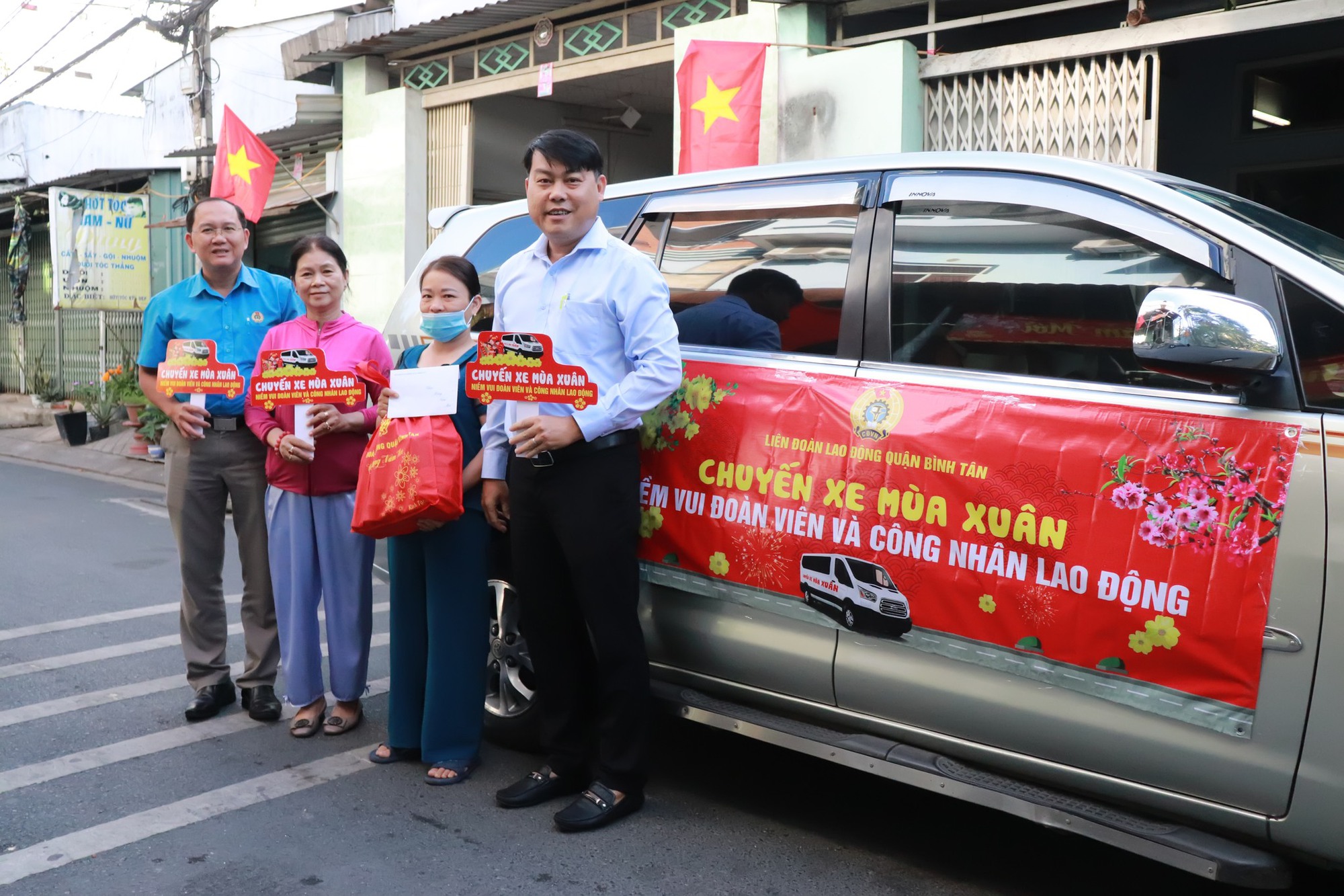&ldquo;Chuyến xe m&ugrave;a xu&acirc;n&rdquo; mang niềm vui đến đo&agrave;n vi&ecirc;n kh&oacute; khăn - Ảnh 1.