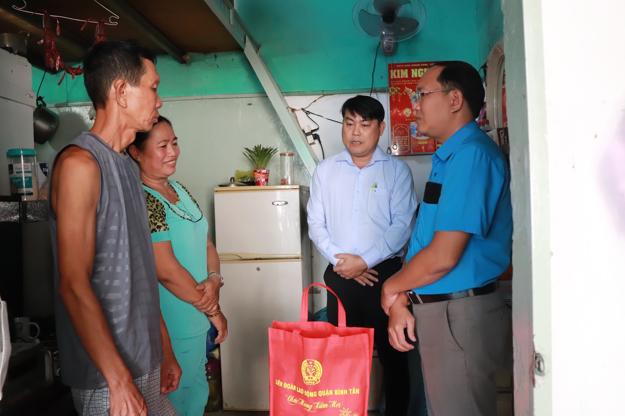 &ldquo;Chuyến xe m&ugrave;a xu&acirc;n&rdquo; mang niềm vui đến đo&agrave;n vi&ecirc;n kh&oacute; khăn - Ảnh 2.