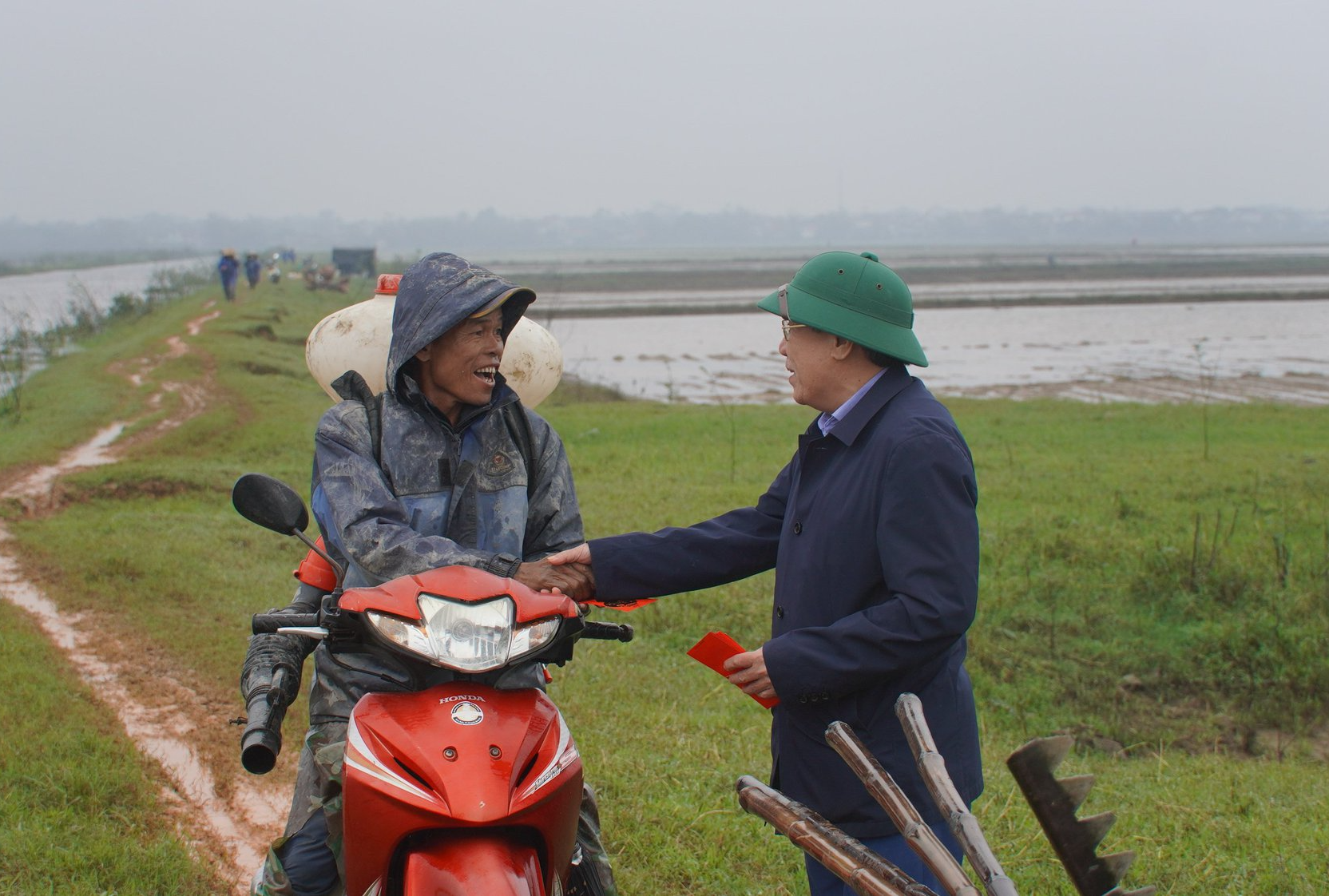 Lãnh đạo tỉnh Quảng Trị ra tận ruộng lì xì cho nông dân