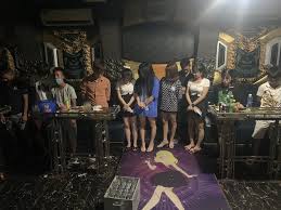 Nữ chủ quán karaoke lăng mạ, ném vỏ chai bia làm 2 công an bị thương