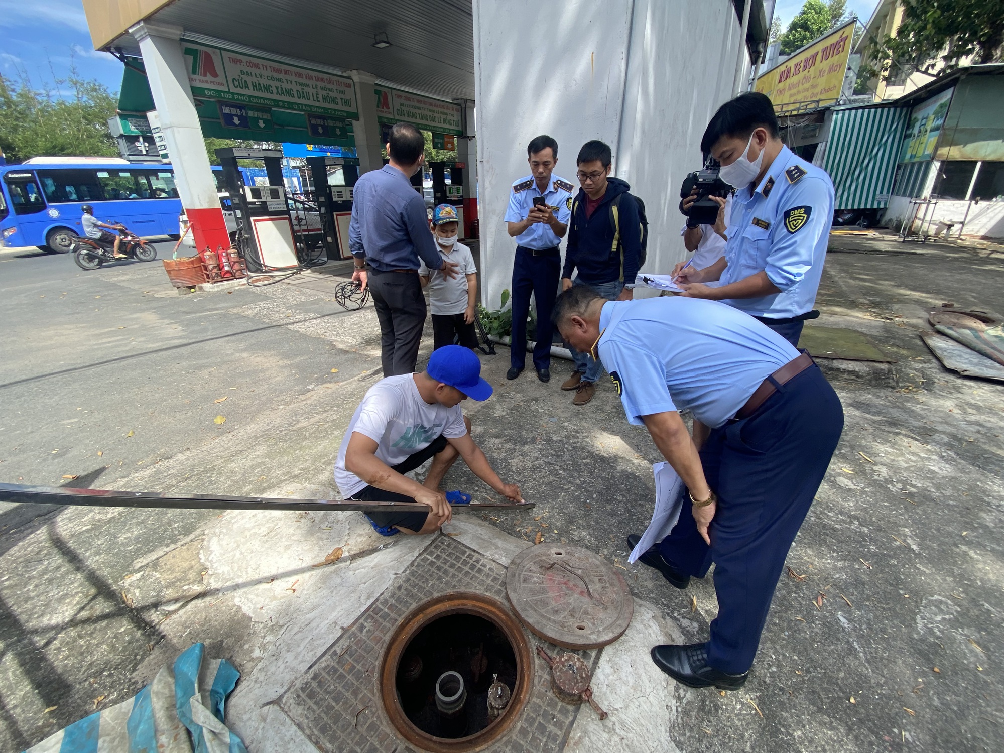 Tạm thời "nghỉ Tết", chủ 2 cây xăng ở TP HCM nói gì?