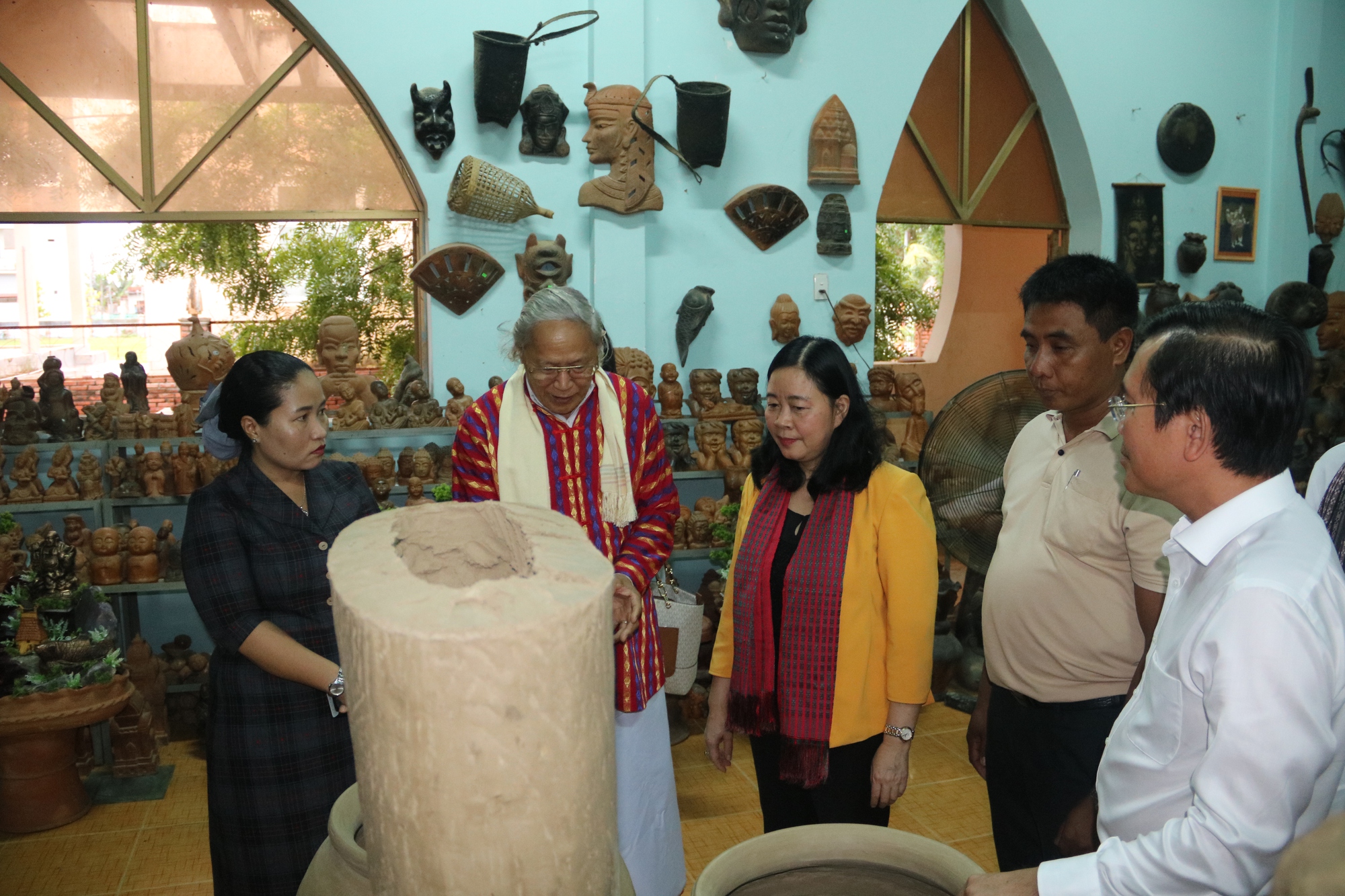 Sắc m&agrave;u gốm Chăm - Ảnh 1.