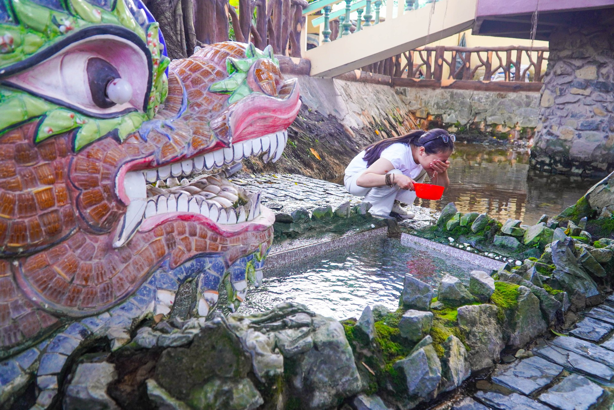 Bí ẩn dòng nước thiêng phun từ lòng đất