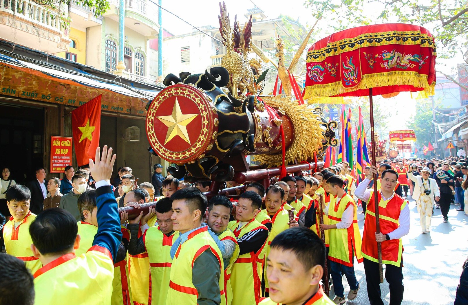 Người dân tưng bừng tham gia lễ hội rước pháo khổng lồ ở làng Đồng Kỵ