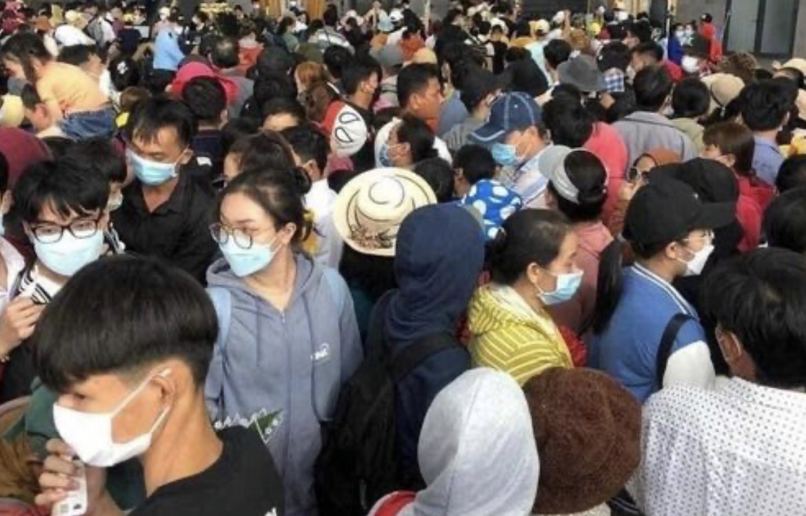 Nhìn từ trên cao, dòng người ken đặc đổ về núi Bà Đen - Ảnh 2.