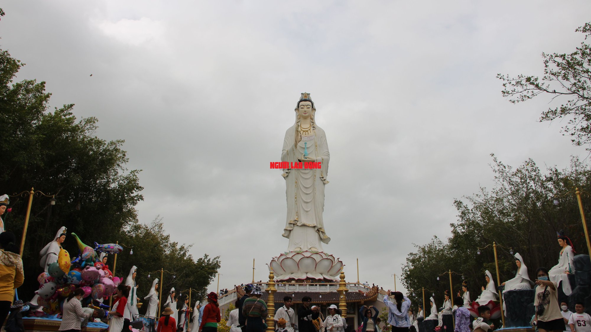 “Biển người” chen chân tại ngôi chùa có tượng Phật Bà cao nhất miền Tây