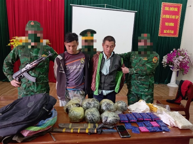Bắt 2 người nước ngoài vận chuyển 12.000 viên ma túy