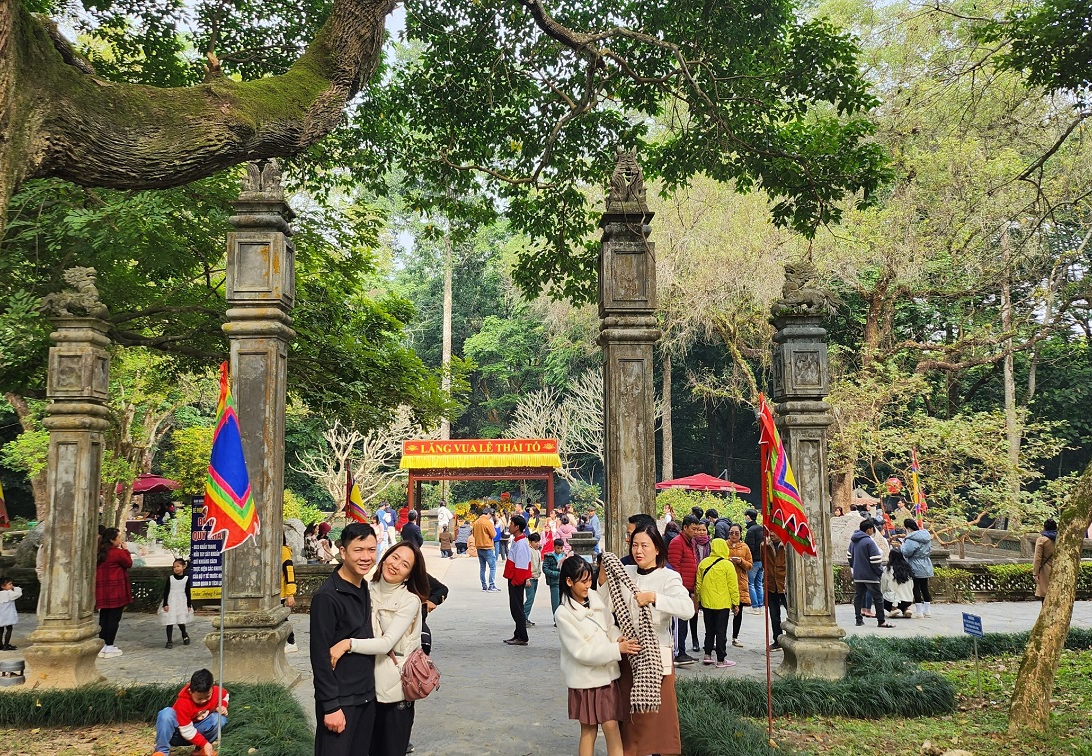 Vạn người đổ về Lam Kinh vãn cảnh, ngắm chính điện dát vàng