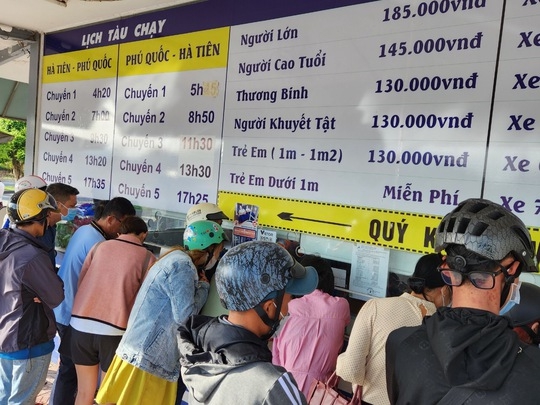 Thời tiết bất lợi, du khách vẫn nườm nượp ra Phú Quốc