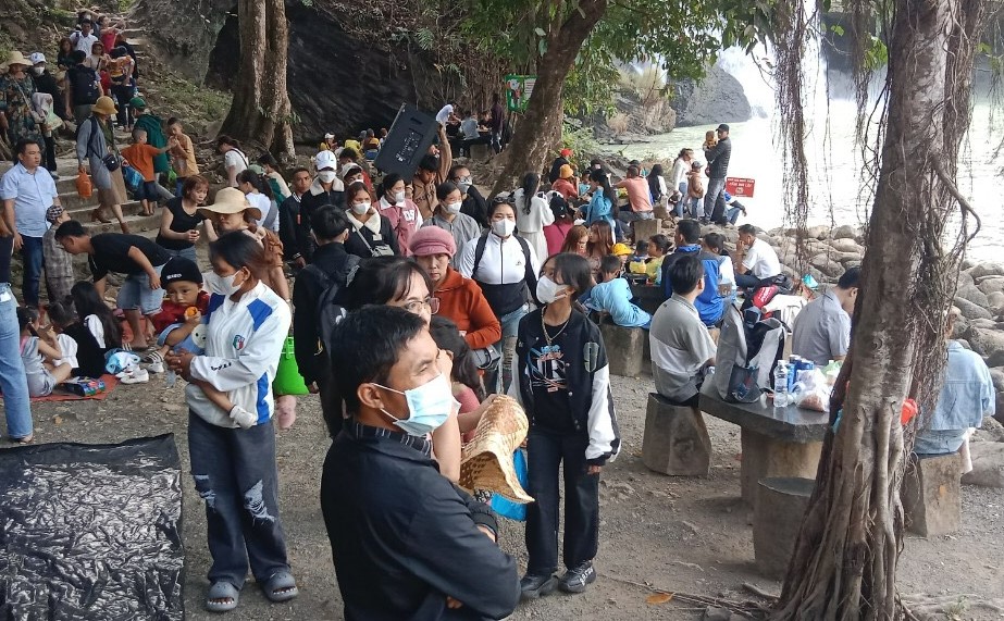 Du khách nườm nượp kéo về các thác nước du xuân