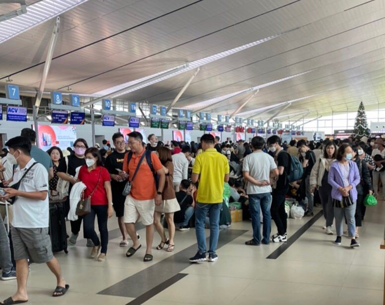 Thời tiết bất lợi, du kh&aacute;ch vẫn nườm nượp ra Ph&uacute; Quốc - Ảnh 4.