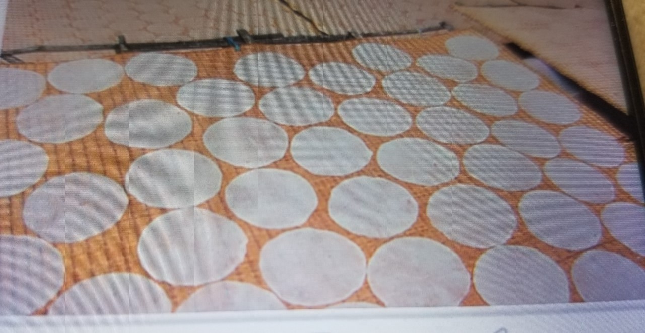 CUỘC THI VIẾT HƯƠNG VỊ TẾT: Nướng b&aacute;nh phồng nếp đ&oacute;n giao thừa - Ảnh 1.