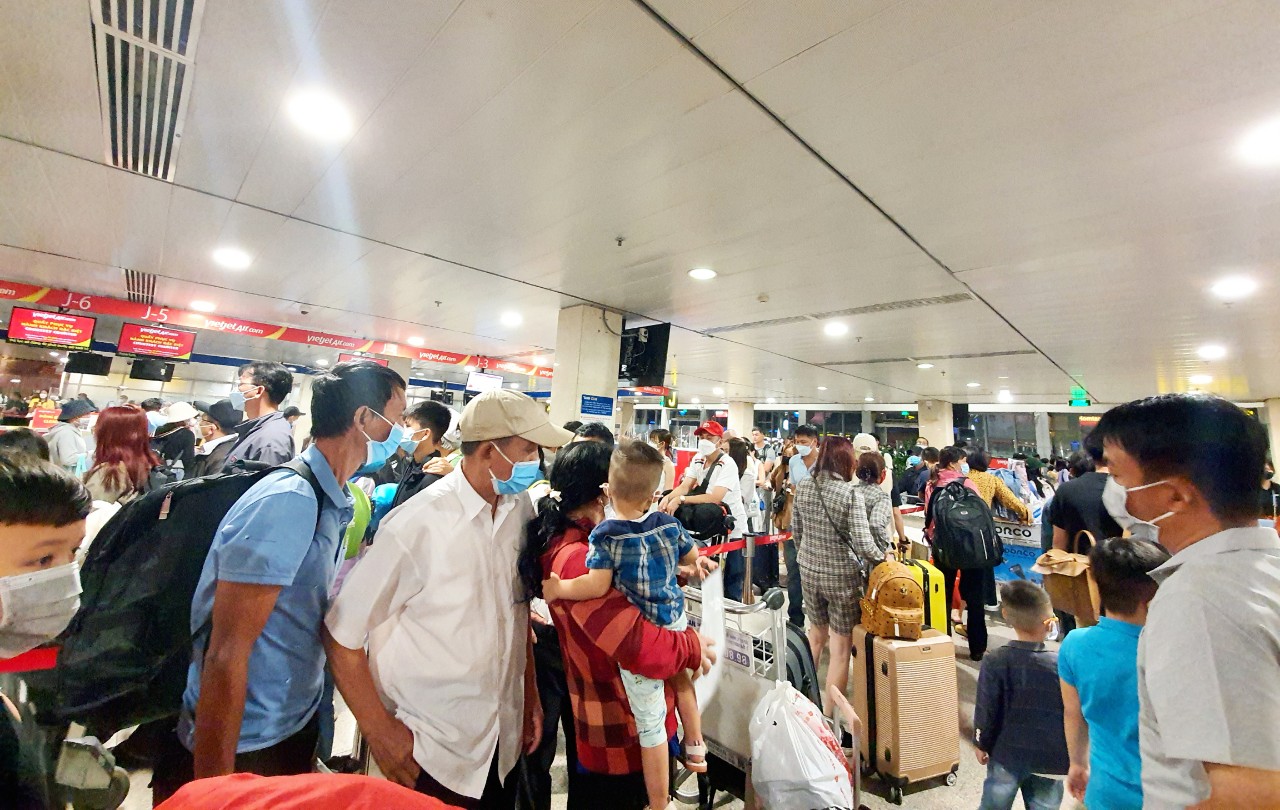 "Biển người" tiếp tục đổ về sân bay Tân Sơn Nhất ngày mùng 5 Tết