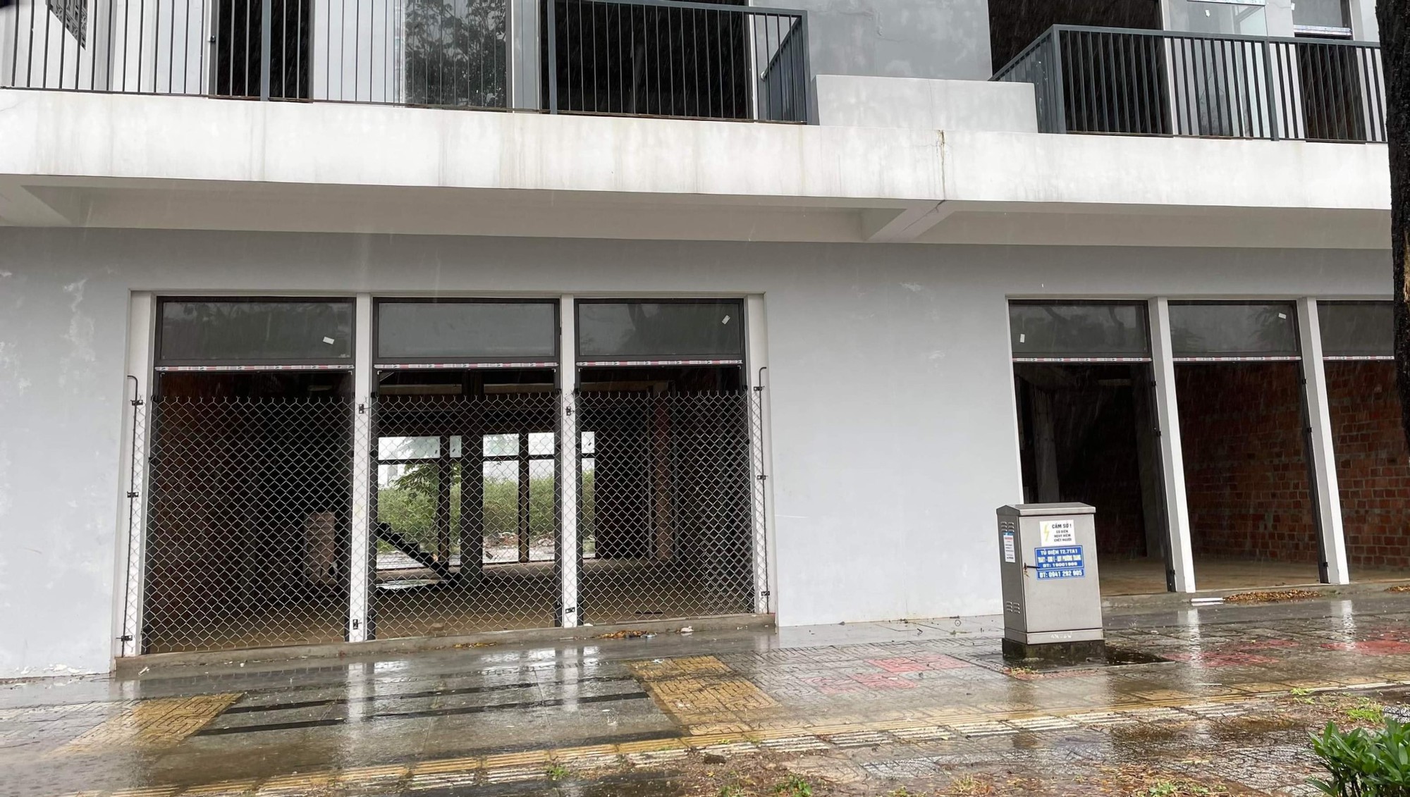 Đ&agrave; Nẵng: H&agrave;ng loạt shophouse bị trộm đập cửa, th&aacute;o khung nh&ocirc;m - Ảnh 3.