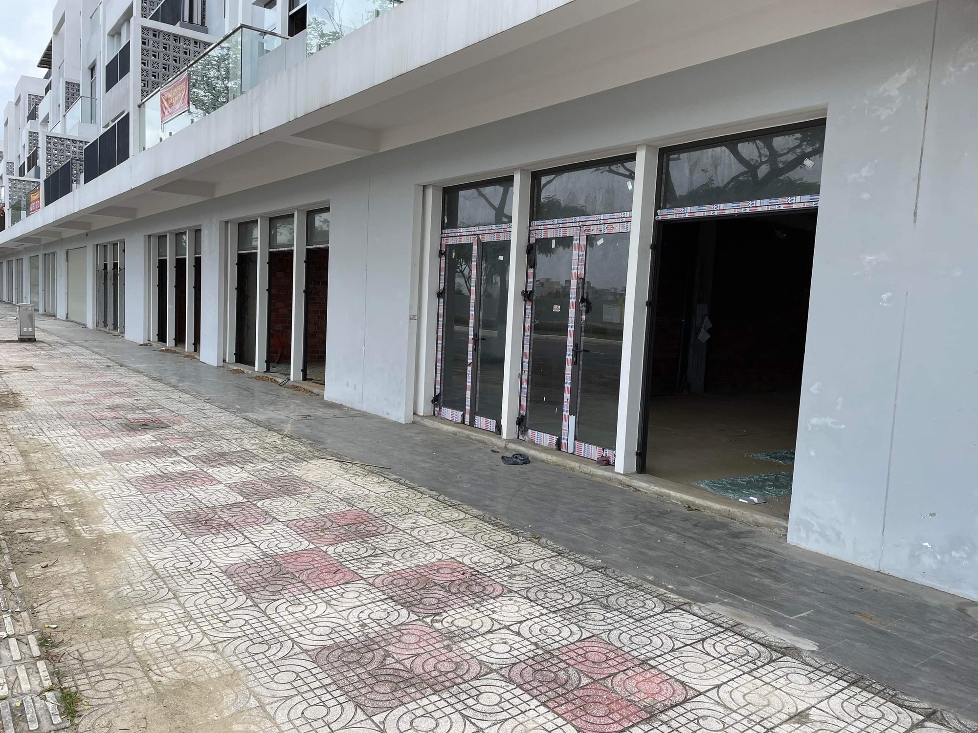 Đ&agrave; Nẵng: H&agrave;ng loạt shophouse bị trộm đập cửa, th&aacute;o khung nh&ocirc;m - Ảnh 2.