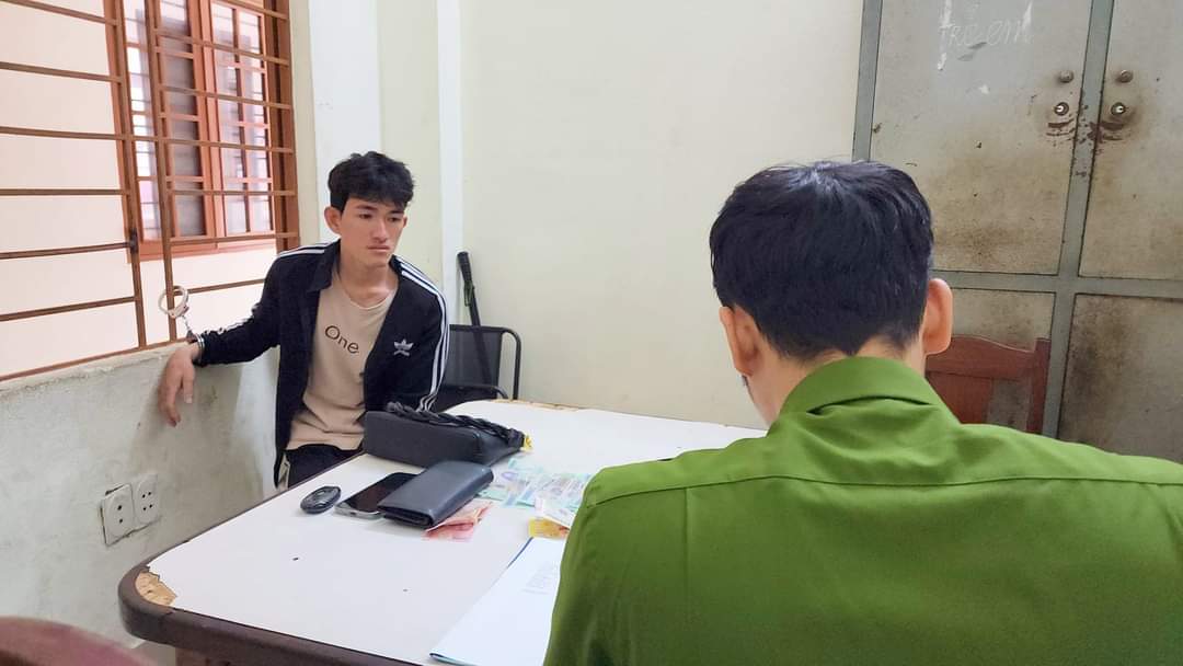 Giật túi xách, đang định vứt lại giấy tờ cho bị hại thì bị bắt