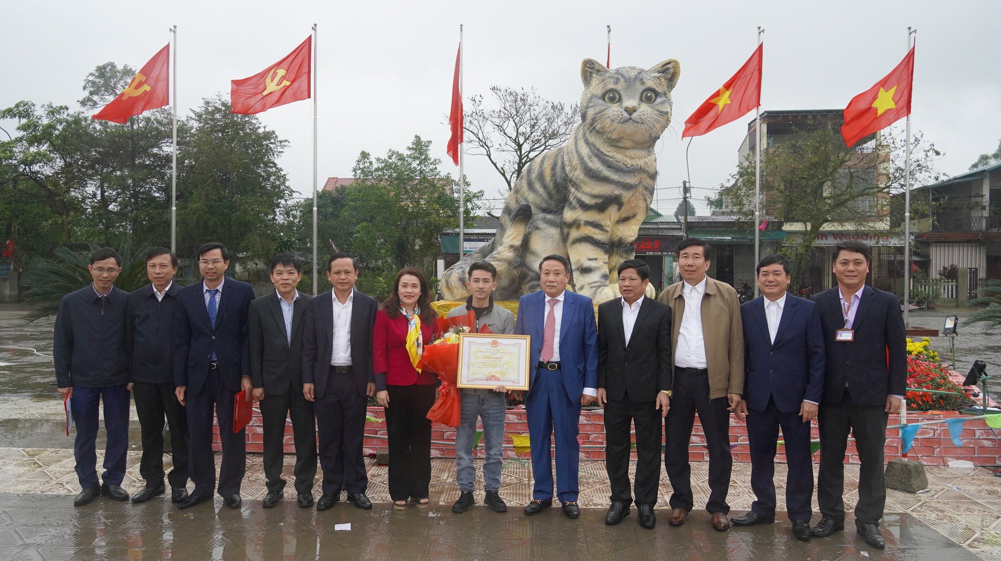 Khen thưởng chủ nh&acirc;n linh vật m&egrave;o nhận mưa lời khen ở Quảng Trị - Ảnh 1.
