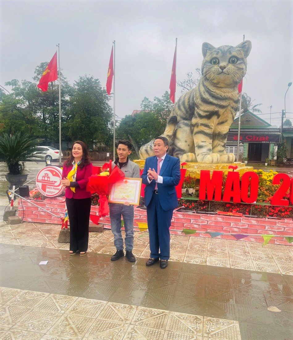 Khen thưởng chủ nh&acirc;n linh vật m&egrave;o nhận mưa lời khen ở Quảng Trị - Ảnh 2.