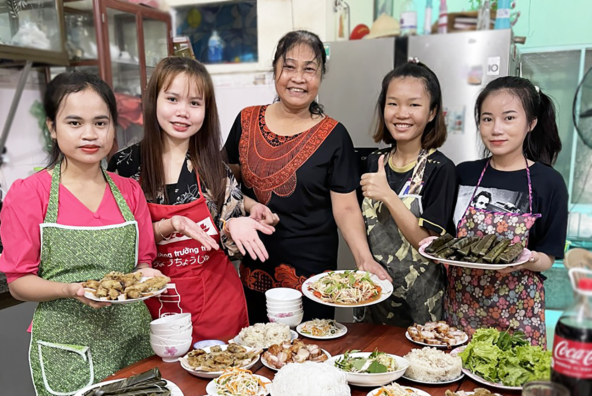 Sinh vi&ecirc;n L&agrave;o vui Tết Việt tại Đ&agrave; Nẵng - Ảnh 1.