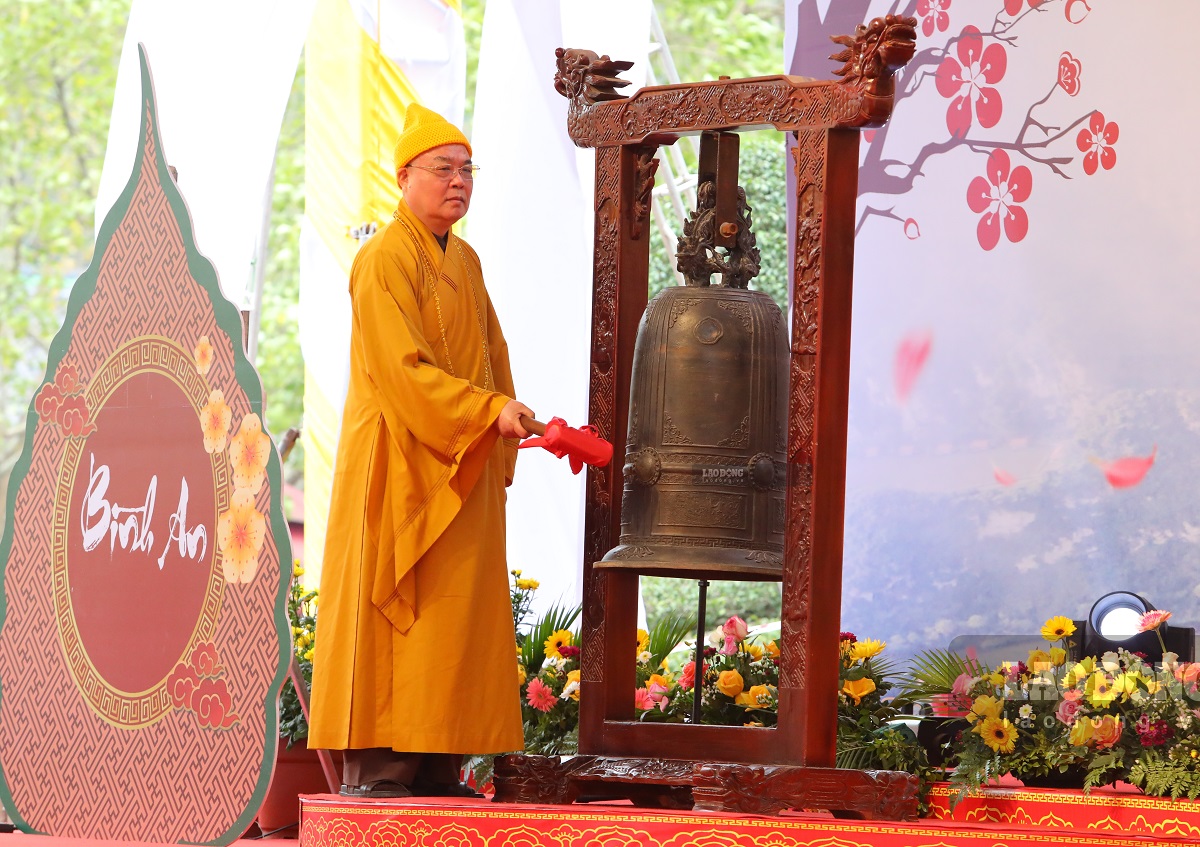 H&agrave;ng ng&agrave;n người đội mưa r&eacute;t dự khai hội ở ng&ocirc;i ch&ugrave;a lớn nhất Việt Nam - Ảnh 10.