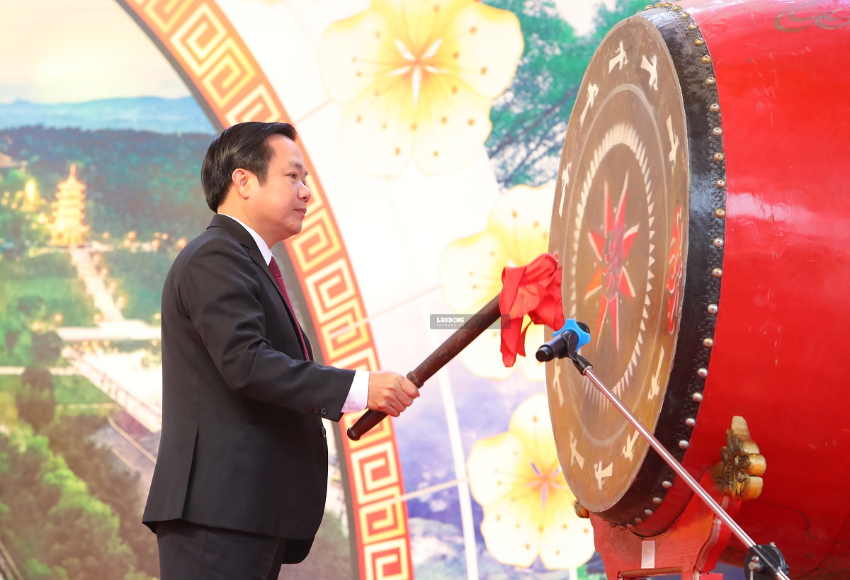 H&agrave;ng ng&agrave;n người đội mưa r&eacute;t dự khai hội ở ng&ocirc;i ch&ugrave;a lớn nhất Việt Nam - Ảnh 3.
