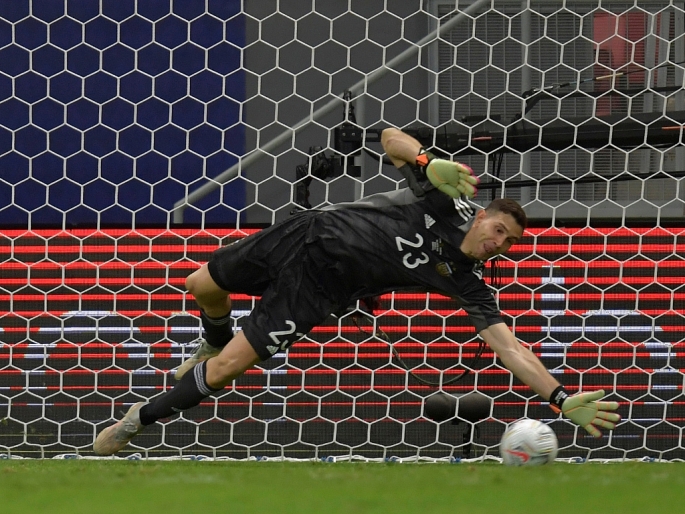 Emiliano Martinez: Từ kẻ bỏ đi ở Arsenal đến nh&agrave; v&ocirc; địch thế giới - Ảnh 8.