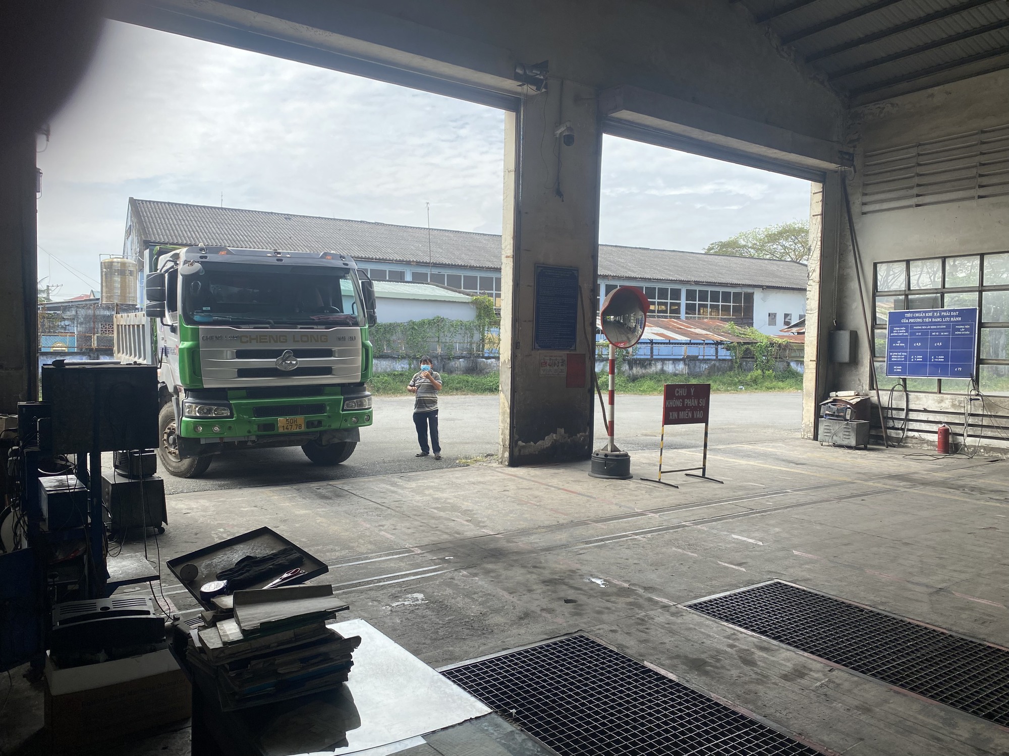 Cảnh tượng lạ ở các trung tâm đăng kiểm tại TP HCM và Tiền Giang từ sáng đến trưa 27-1 - Ảnh 5.