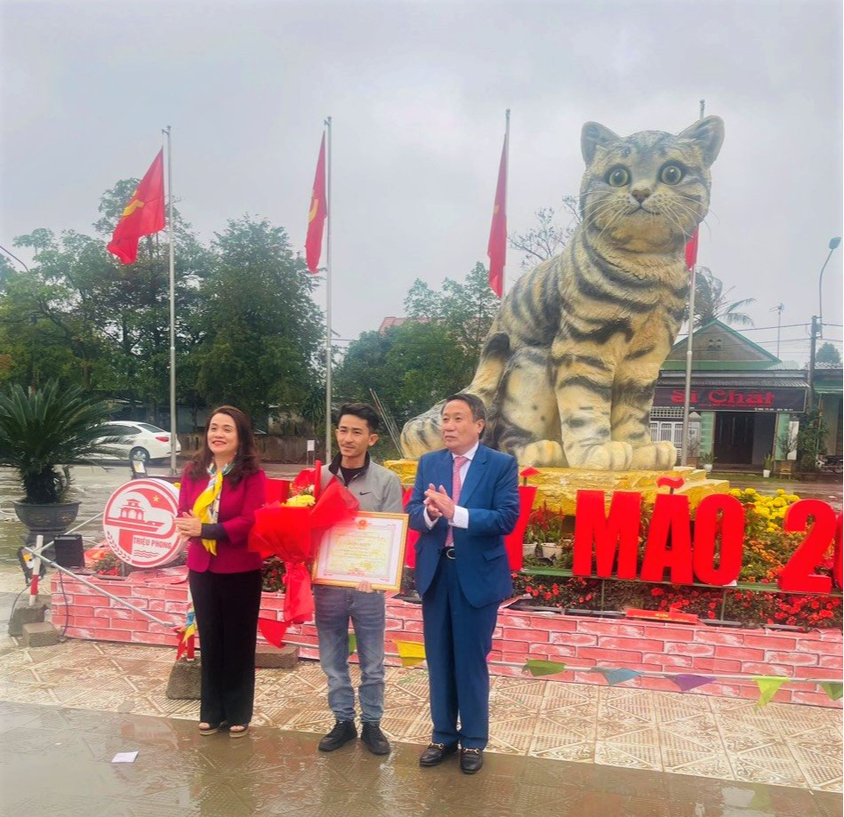 Khen thưởng chủ nhân linh vật mèo nhận "mưa lời khen" ở Quảng Trị