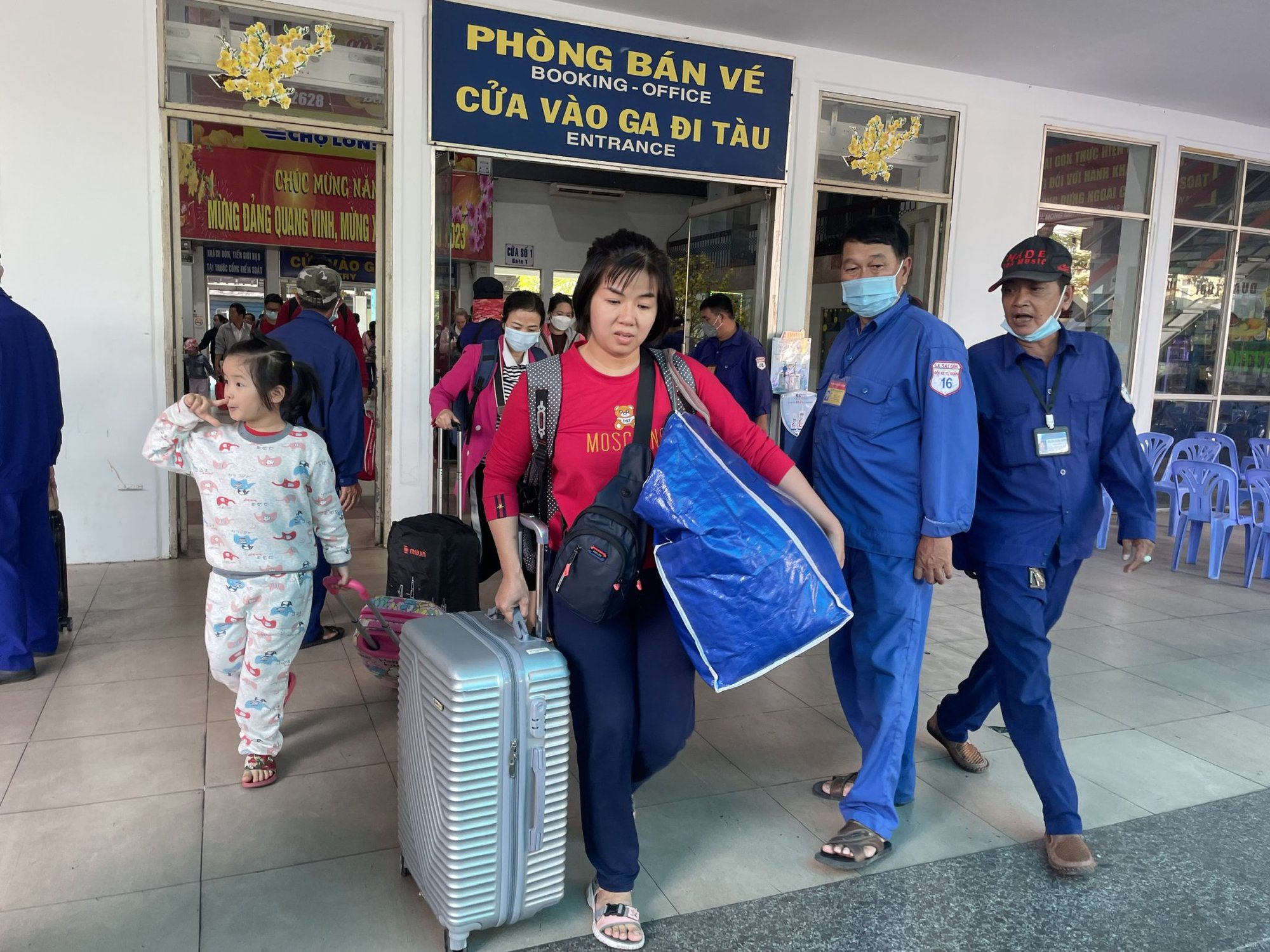 TP HCM: Cận cảnh Ga Sài Gòn, Bến xe Miền Đông, Bến xe Miền Tây mùng 6 Tết