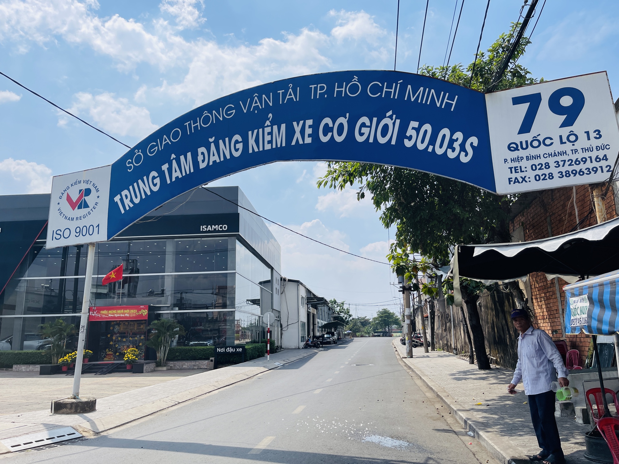 Cảnh tượng lạ ở các trung tâm đăng kiểm tại TP HCM và Tiền Giang từ sáng đến trưa 27-1 - Ảnh 1.