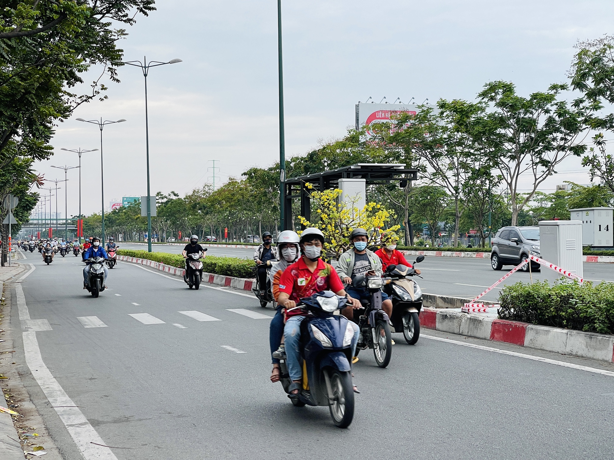 H&igrave;nh ảnh cửa ng&otilde; ph&iacute;a Đ&ocirc;ng TP HCM m&ugrave;ng 6 Tết Nguy&ecirc;n đ&aacute;n - Ảnh 10.