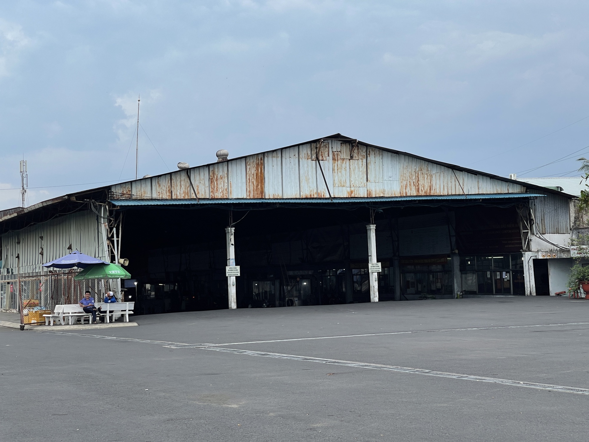 Đăng kiểm sau Tết: Đăng ký trực tuyến "kín lịch", thực tế vắng hoe