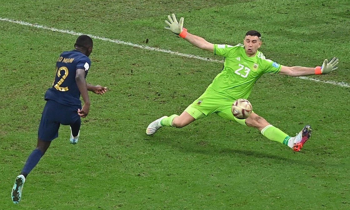 Emiliano Martinez: Từ kẻ bỏ đi ở Arsenal đến nh&agrave; v&ocirc; địch thế giới - Ảnh 10.