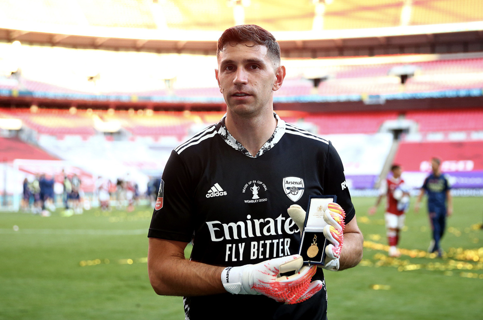 Emiliano Martinez: Từ kẻ bỏ đi ở Arsenal đến nh&agrave; v&ocirc; địch thế giới - Ảnh 3.