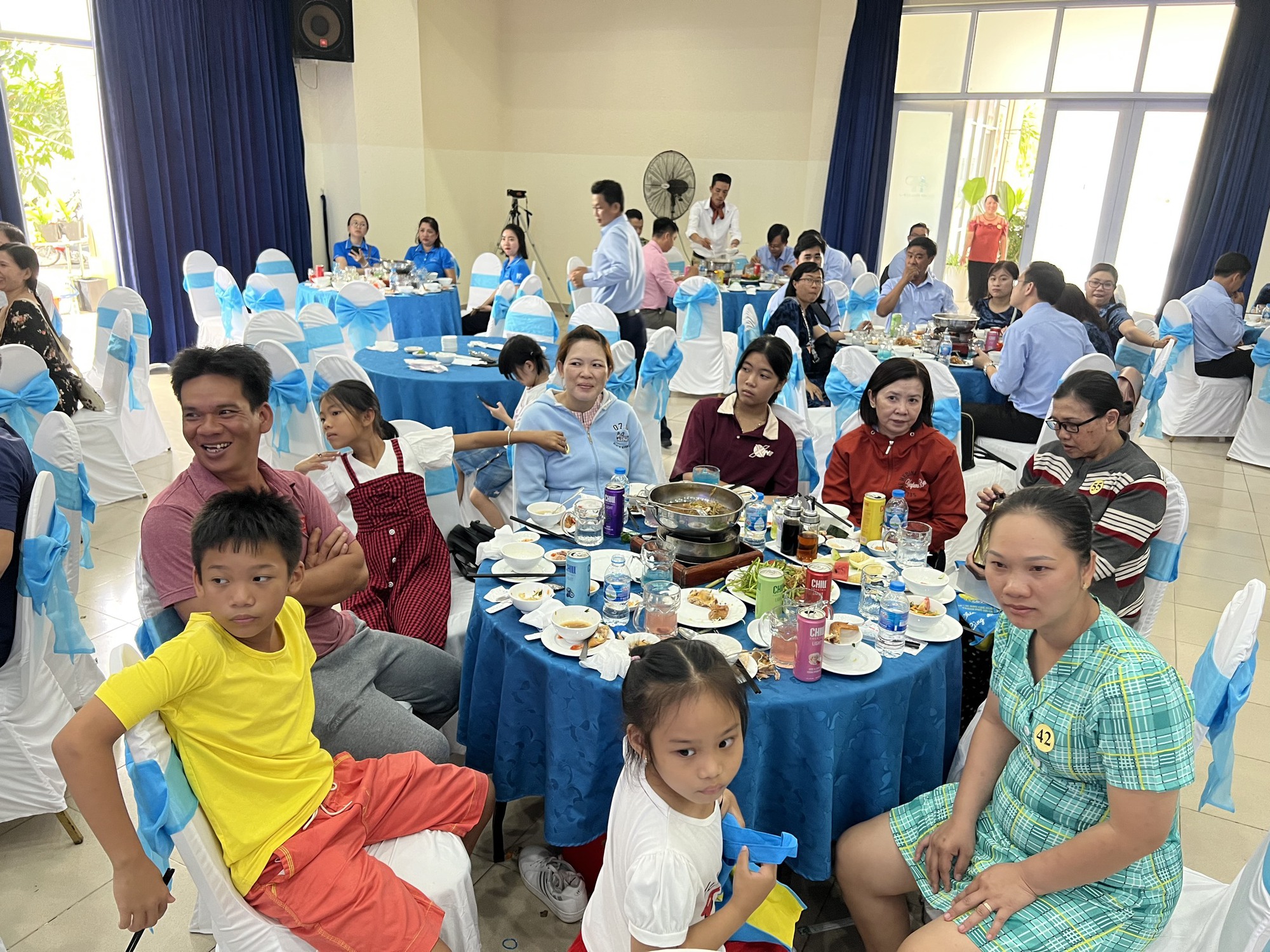 Ấm áp bữa cơm đầu năm của công nhân xa quê