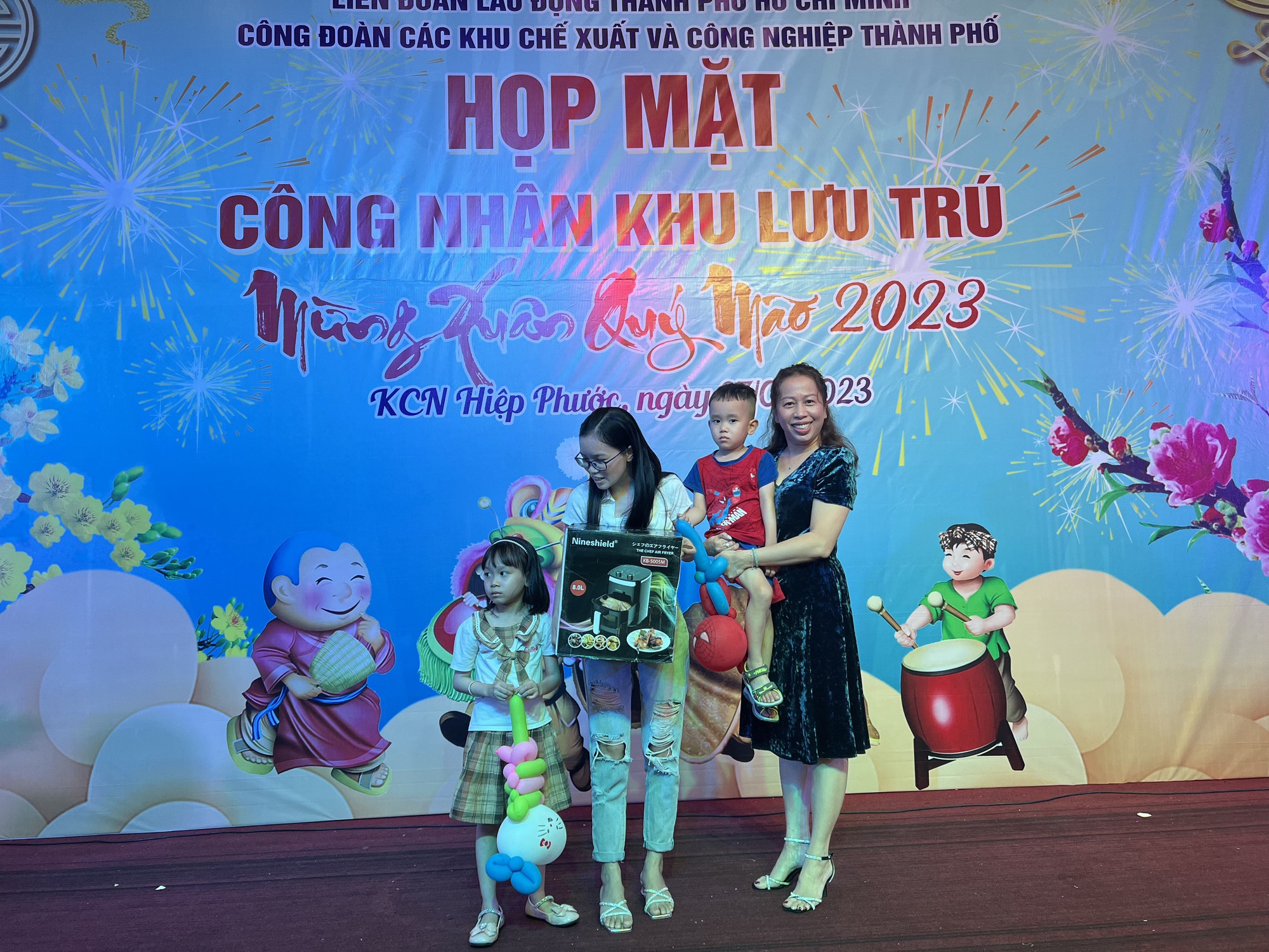 Bữa cơm ấm áp đầu năm của công nhân xa quê - Ảnh 2.
