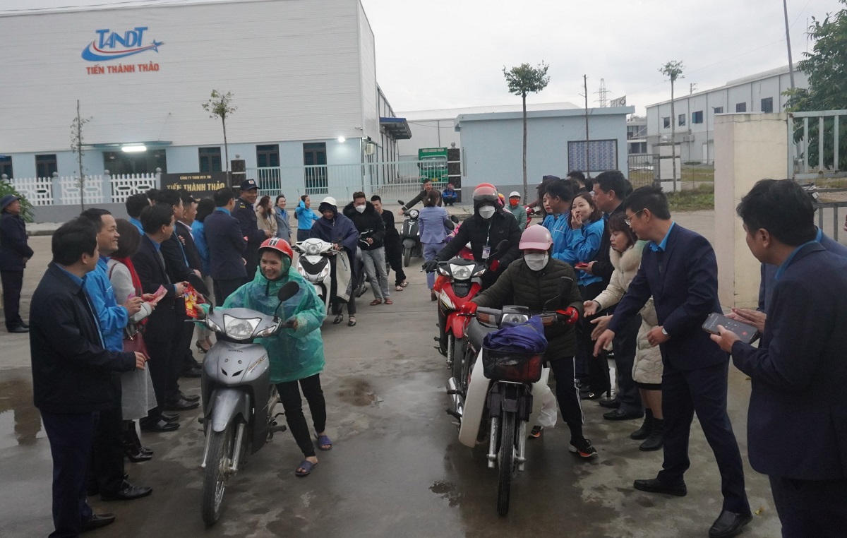 L&atilde;nh đạo LĐLĐ Thanh H&oacute;a l&igrave; x&igrave;, động vi&ecirc;n c&ocirc;ng nh&acirc;n trở lại l&agrave;m việc - Ảnh 1.