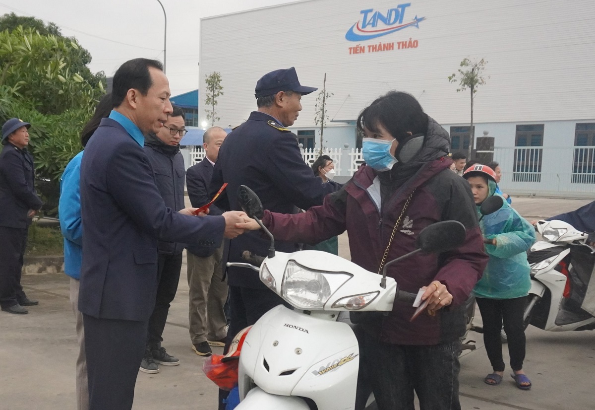 L&atilde;nh đạo LĐLĐ Thanh H&oacute;a l&igrave; x&igrave;, động vi&ecirc;n c&ocirc;ng nh&acirc;n trở lại l&agrave;m việc - Ảnh 2.