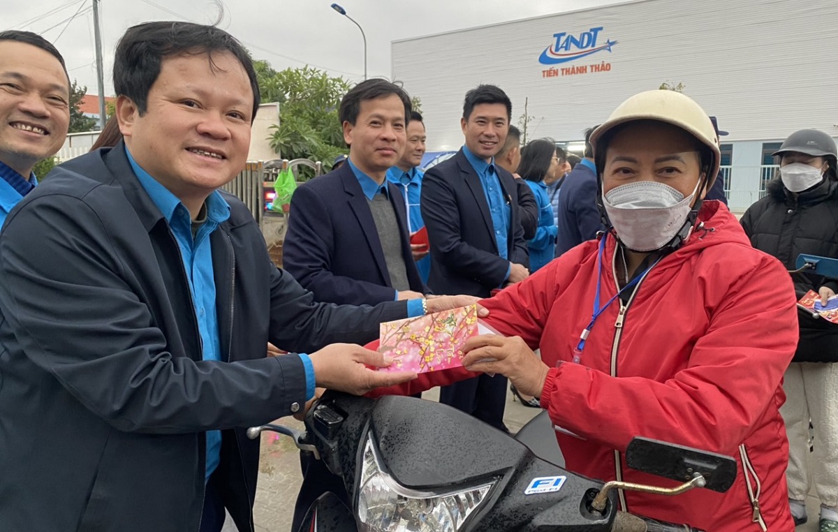 L&atilde;nh đạo LĐLĐ Thanh H&oacute;a l&igrave; x&igrave;, động vi&ecirc;n c&ocirc;ng nh&acirc;n trở lại l&agrave;m việc - Ảnh 3.