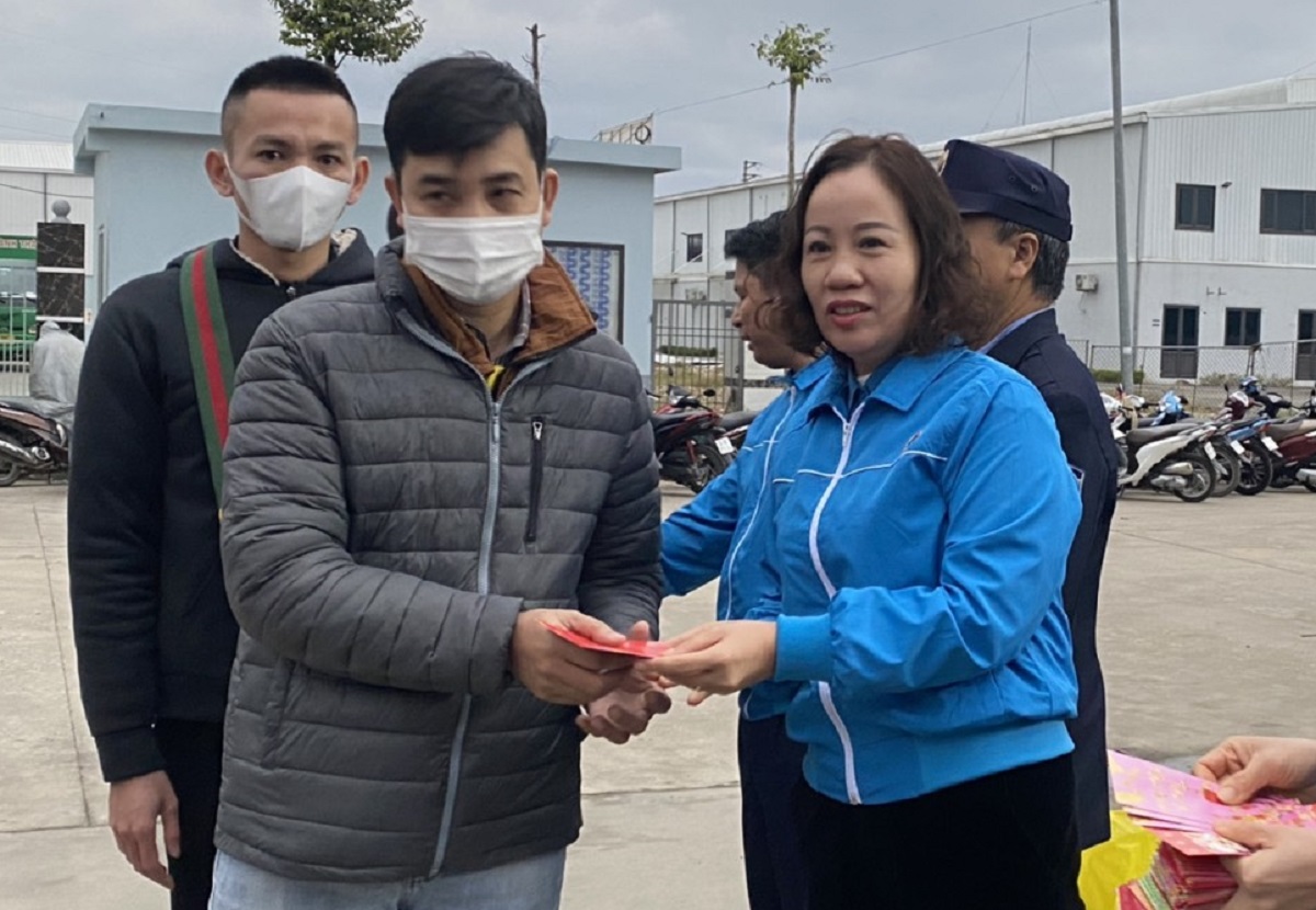 Lãnh đạo LĐLĐ Thanh Hóa lì xì, động viên công nhân trở lại làm việc