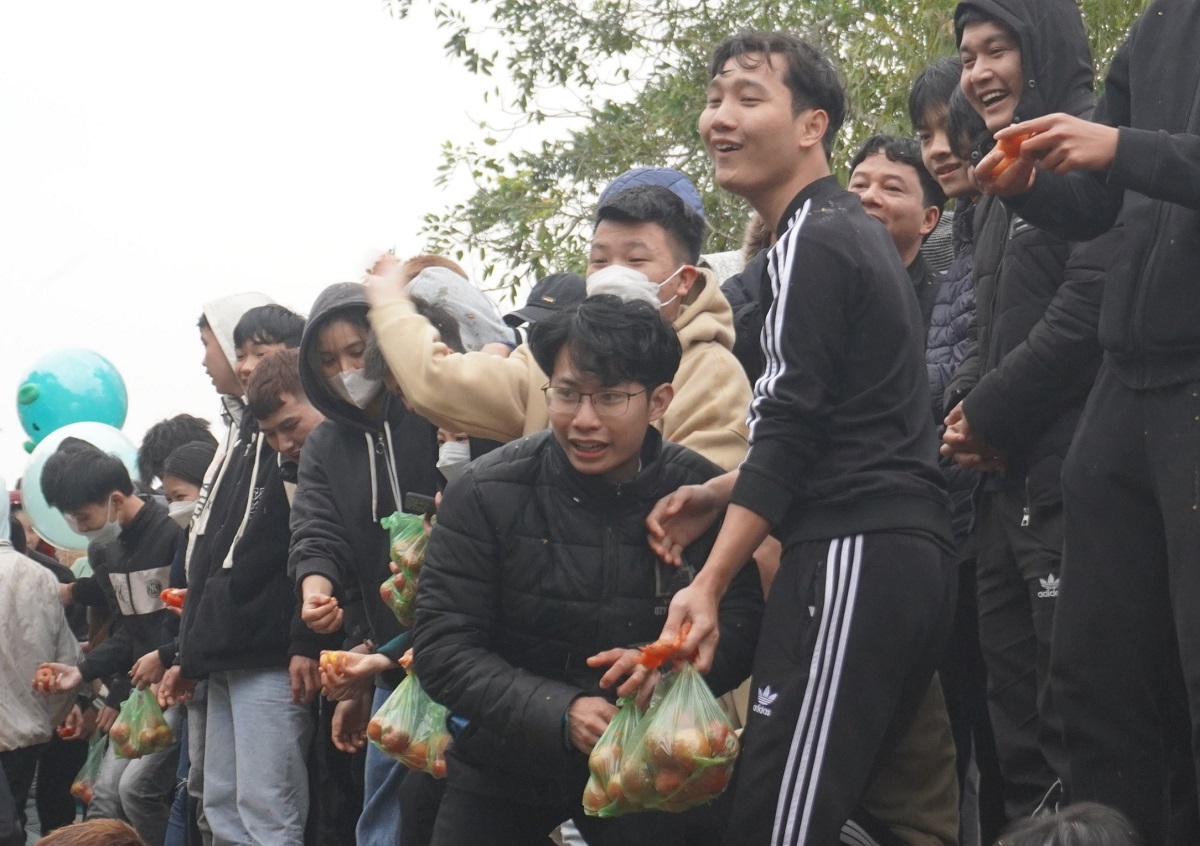 Cảnh Đ&aacute;nh nhau tưng bừng tại phi&ecirc;n chợ Chuộng độc nhất v&ocirc; nhị ở xứ Thanh - Ảnh 6.