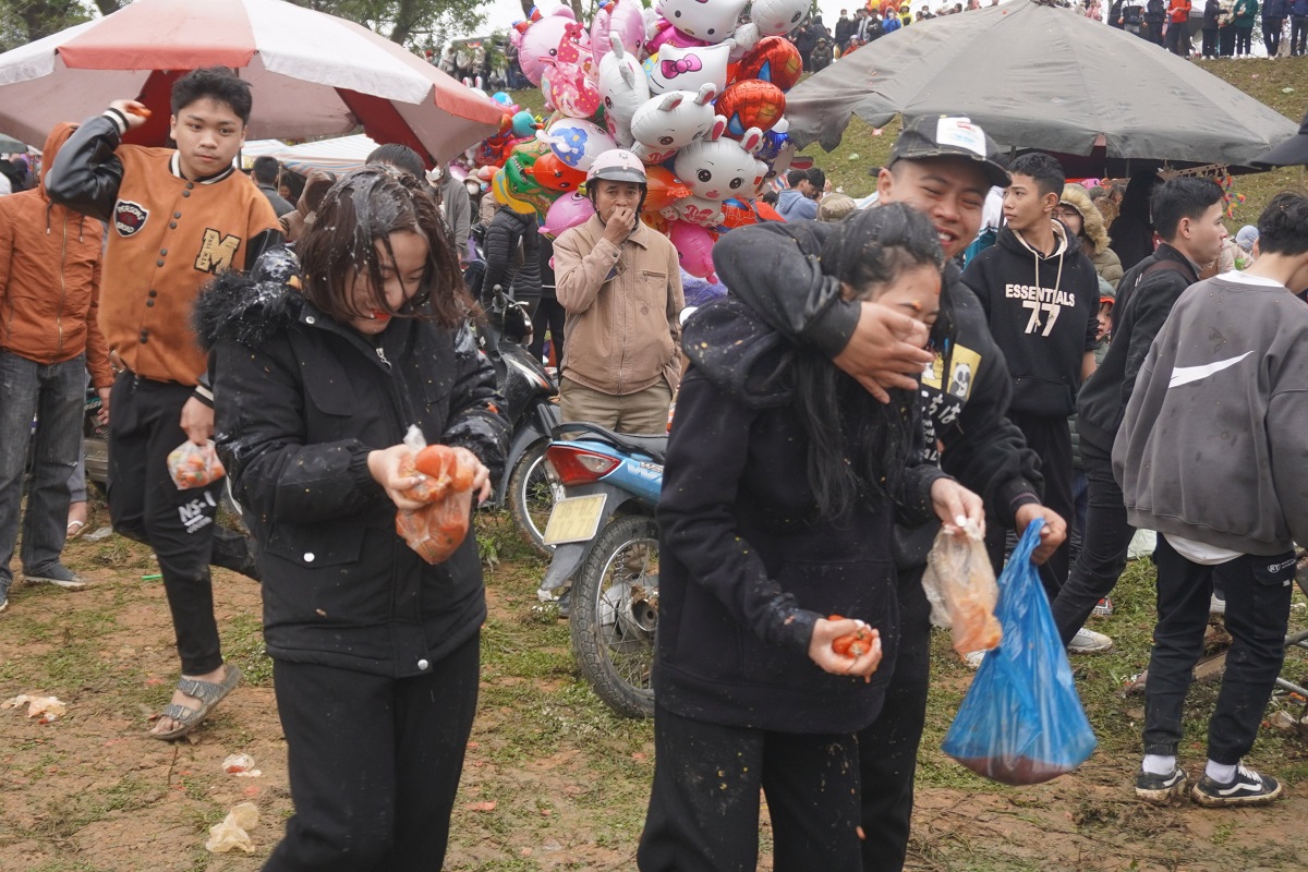 Cảnh Đ&aacute;nh nhau tưng bừng tại phi&ecirc;n chợ Chuộng độc nhất v&ocirc; nhị ở xứ Thanh - Ảnh 11.