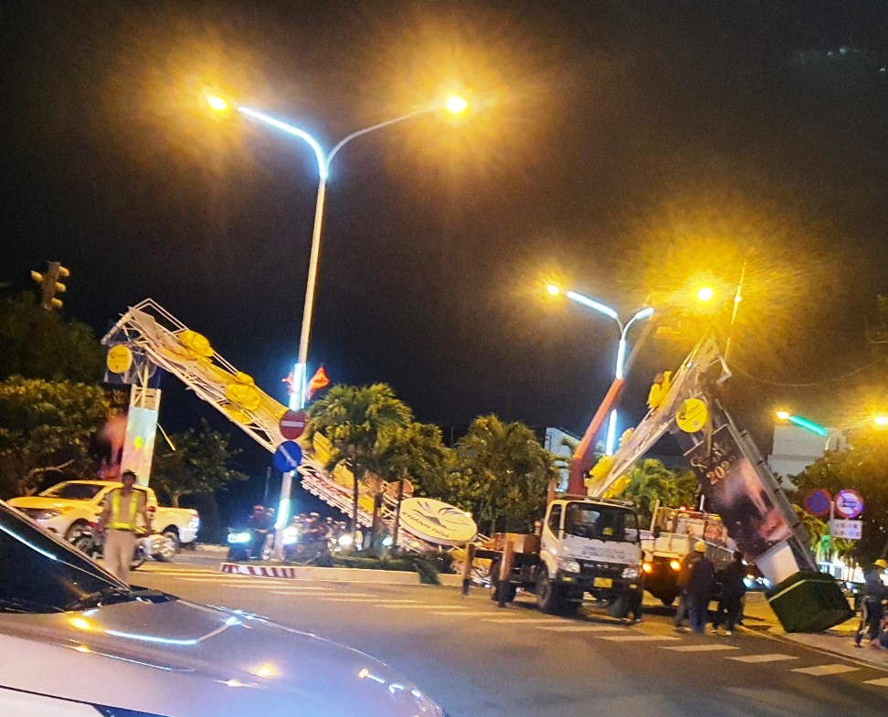 Sập cổng chào Tết ở TP Nha Trang, giao thông ách tắc nghiêm trọng
