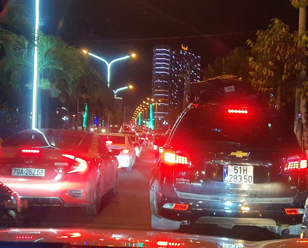 Sập cổng ch&agrave;o Tết ở TP Nha Trang, giao th&ocirc;ng &aacute;ch tắc nghi&ecirc;m trọng - Ảnh 2.