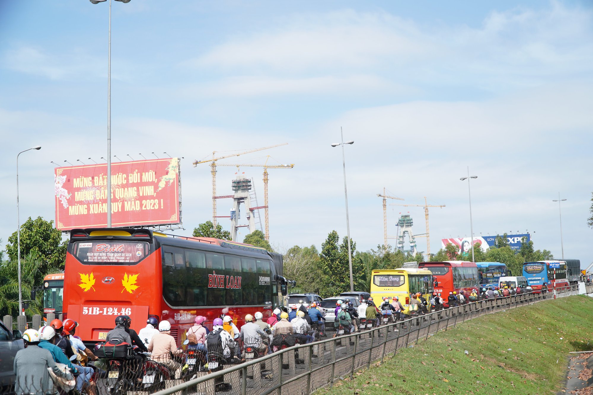 H&agrave;ng ngh&igrave;n người từ miền T&acirc;y đổ về TP HCM, kẹt cứng tại cầu Mỹ Thuận - Ảnh 7.