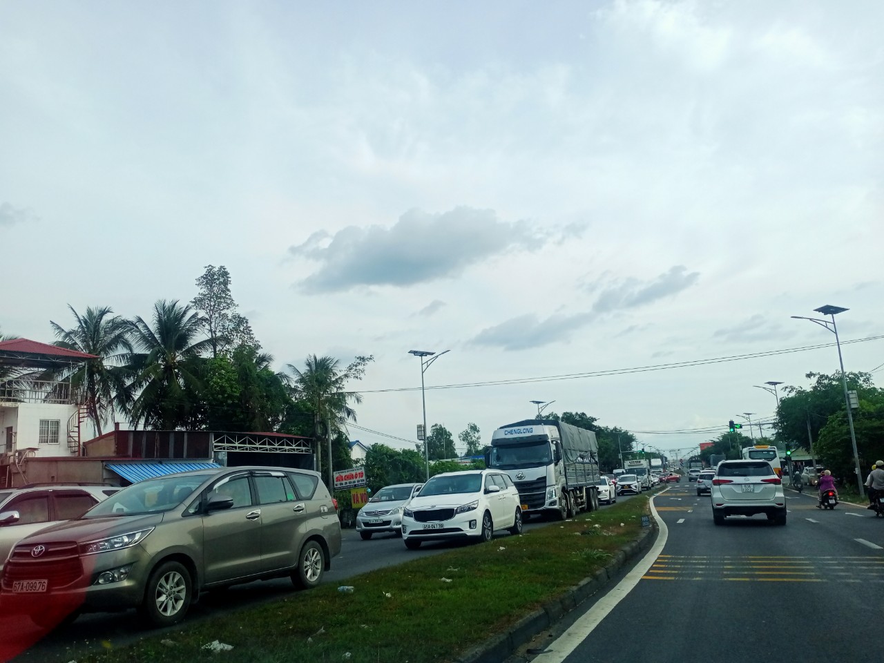 H&agrave;ng ngh&igrave;n người từ miền T&acirc;y đổ về TP HCM, kẹt cứng tại cầu Mỹ Thuận - Ảnh 2.